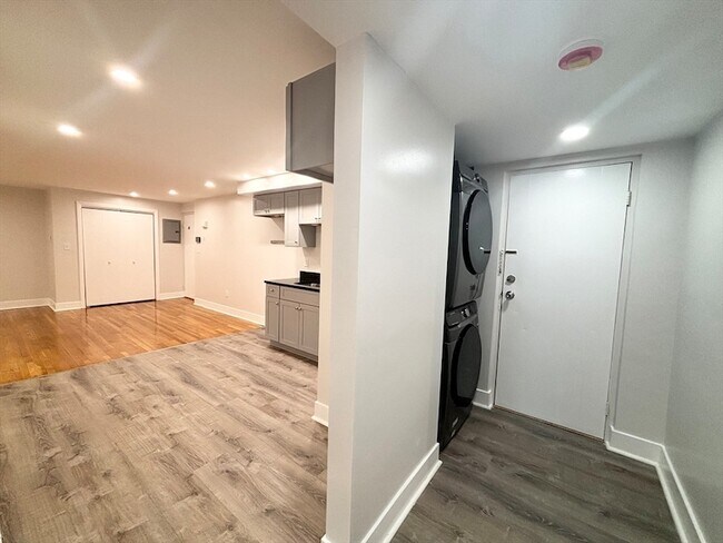 40 Rockland Ave, Unit A16 in Malden, MA - Foto de edificio - Building Photo