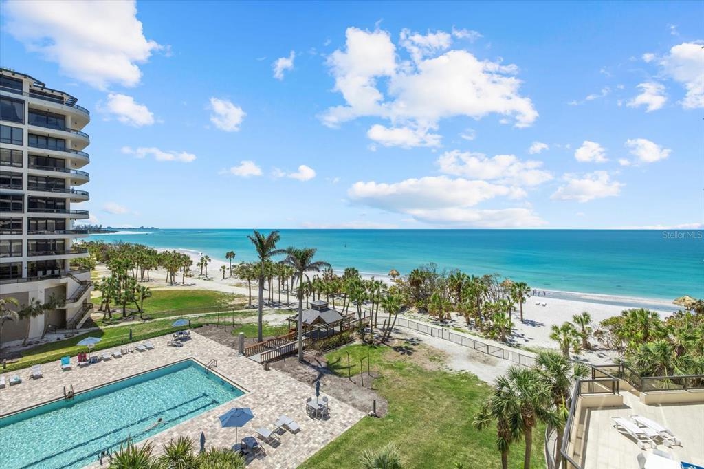 435 L Ambiance Dr in Longboat Key, FL - Building Photo