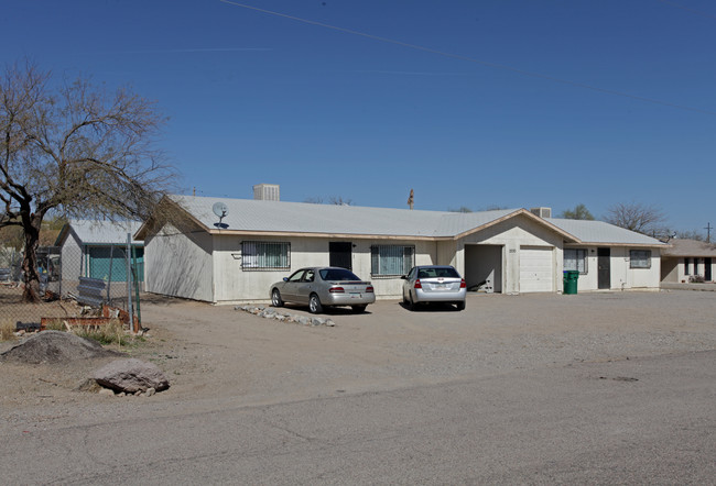 2240 W Dakota St in Tucson, AZ - Foto de edificio - Building Photo