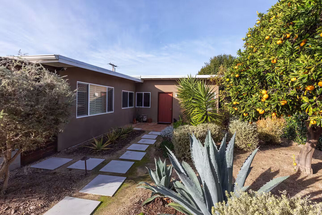 1680 Leora Ln in Encinitas, CA - Building Photo