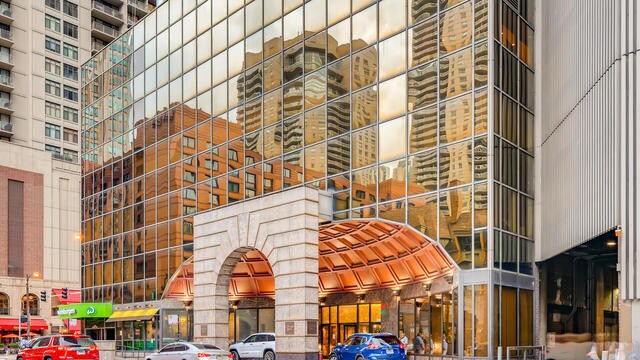 10 E Ontario, Unit 1710 in Chicago, IL - Building Photo