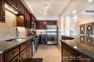 803 W 48th St-Unit -504 in Kansas City, MO - Foto de edificio - Building Photo