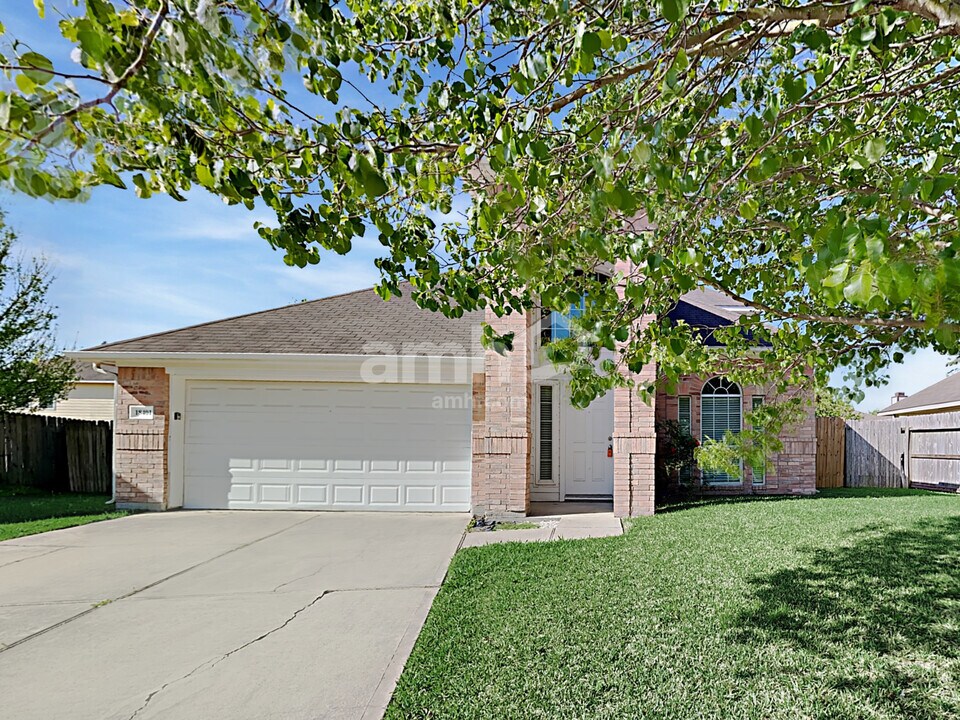 18401 Sunrise Oaks Ct in Montgomery, TX - Building Photo
