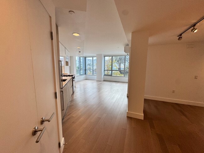 8 Buchanan St in San Francisco, CA - Foto de edificio - Building Photo