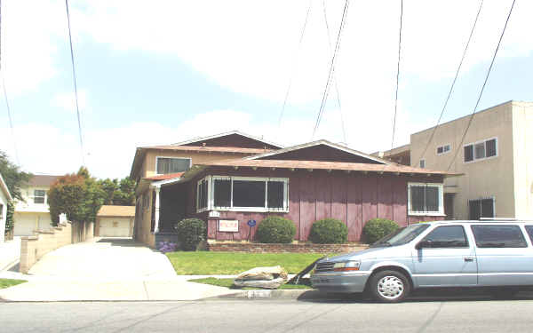 325 N Hillcrest Blvd in Inglewood, CA - Building Photo