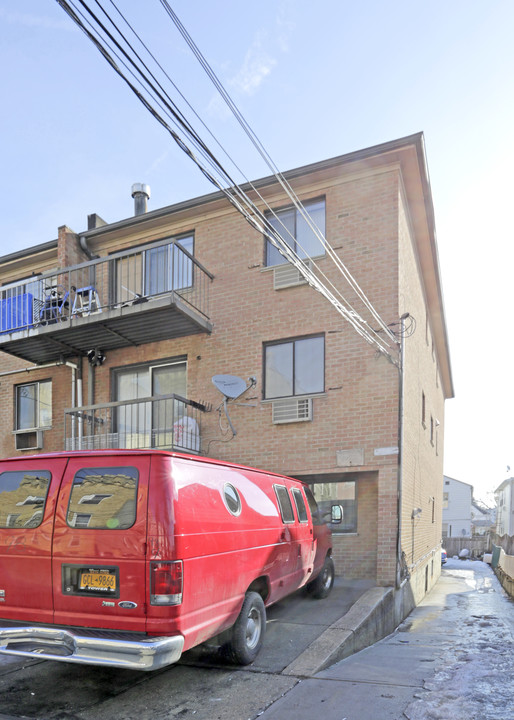 43-31 165th St in Flushing, NY - Building Photo