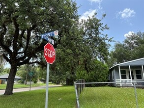 1206 11th St N in Texas City, TX - Foto de edificio - Building Photo