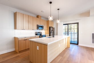 Overland Crossing in Brookfield, CT - Building Photo - Interior Photo