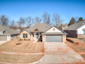 1011 Magnolia Dr in Noble, OK - Building Photo - Building Photo