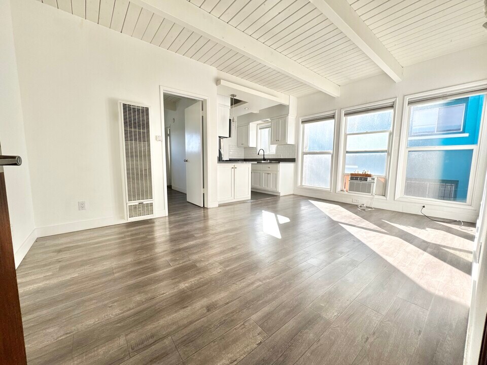 6061 Franklin Ave in Los Angeles, CA - Building Photo