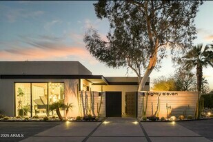 8011 E Larkspur Dr in Scottsdale, AZ - Building Photo