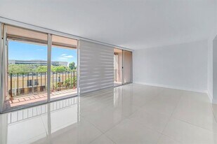9240 Fontainebleau Blvd in Miami, FL - Building Photo