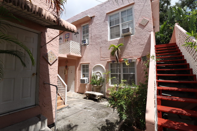 143 NE 43rd St in Miami, FL - Building Photo - Building Photo