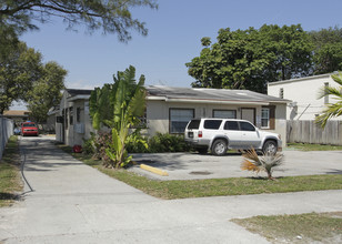 12240 NE 5th Ave in North Miami, FL - Foto de edificio - Building Photo