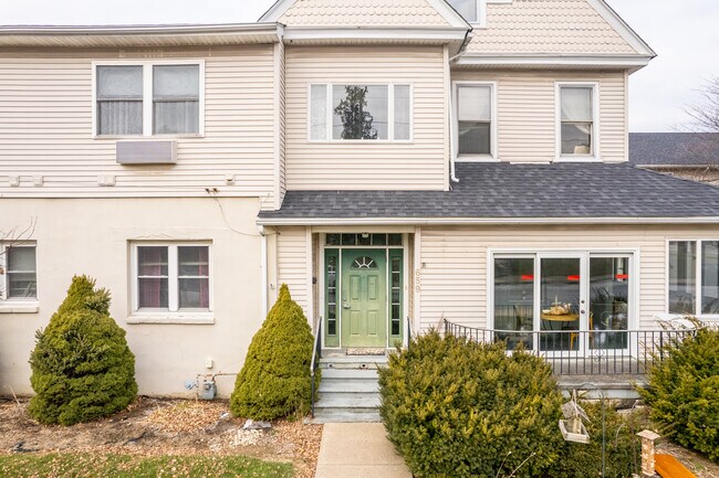 659 Broad St in Emmaus, PA - Building Photo - Building Photo