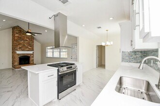 10402 Kirkhall Dr in Houston, TX - Building Photo - Building Photo