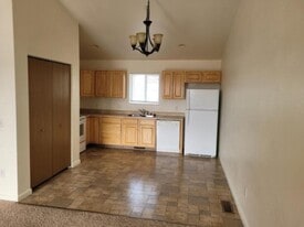 1103 E Main St in Laurel, MT - Building Photo