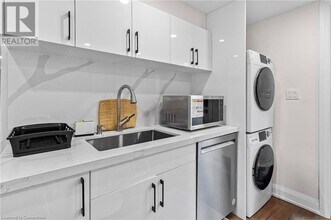 523 Pinegrove Rd in Oakville, ON - Building Photo - Building Photo