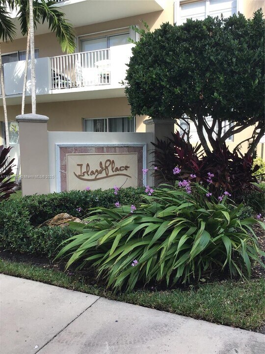 1455 N Treasure Dr in North Bay Village, FL - Building Photo