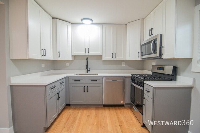 property at 6141 N Hermitage Ave