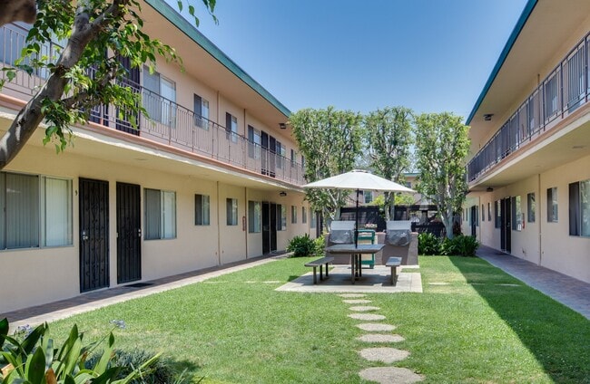 El Dorado Apartments in Gardena, CA - Foto de edificio - Building Photo