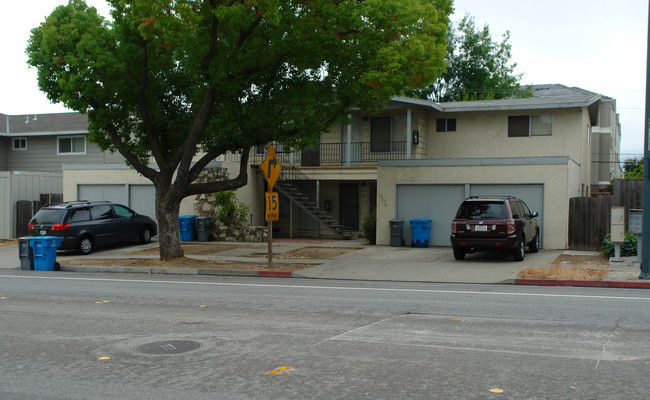 7374 Rainbow Dr in Cupertino, CA - Foto de edificio - Building Photo