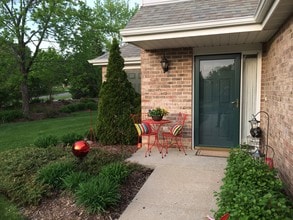 Maple Court Apartments in Hartland, WI - Building Photo - Building Photo