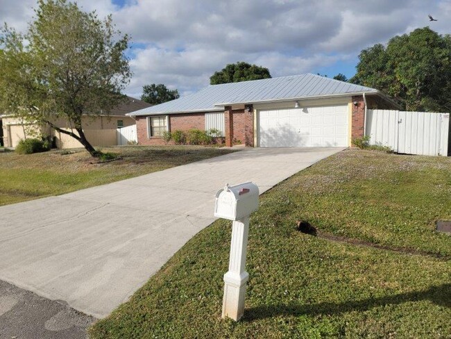 545 NW Avon Ave in Port St. Lucie, FL - Building Photo - Building Photo