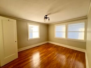 5702 SE Belmont St, Unit Charming and spacious in Portland, OR - Building Photo - Building Photo