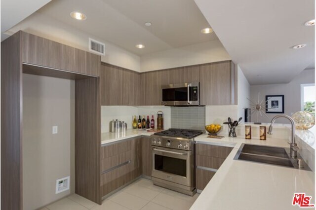 111 S Kings Rd-Unit -ph6 in Los Angeles, CA - Building Photo