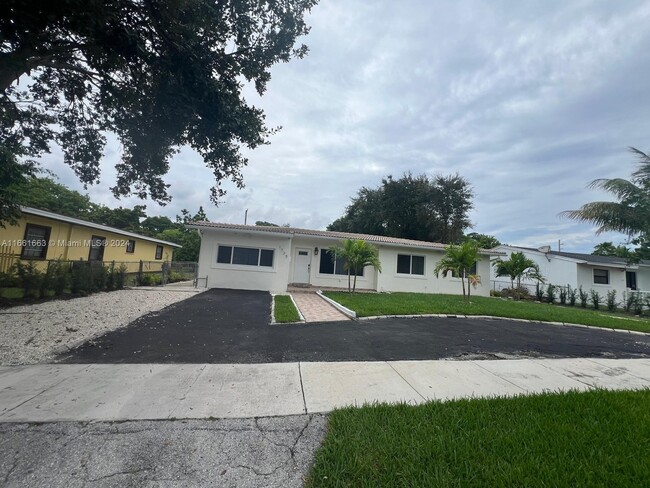 1735 NE 157th Ter in North Miami Beach, FL - Building Photo - Building Photo