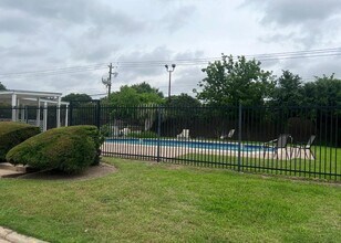 3310 Continental Dr in Missouri City, TX - Building Photo - Building Photo