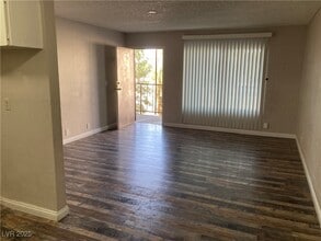 575 S Royal Crest Cir in Las Vegas, NV - Building Photo - Building Photo