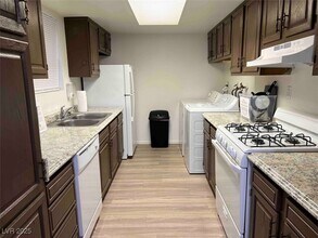 4640 Koval Ln in Las Vegas, NV - Building Photo - Building Photo
