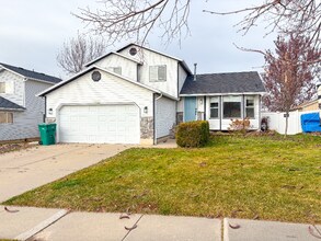 1075 E Pheasant View Dr in Layton, UT - Foto de edificio - Building Photo