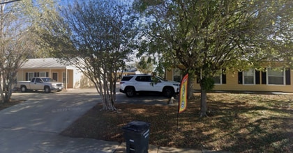 204 E Buck St in Caldwell, TX - Foto de edificio - Building Photo