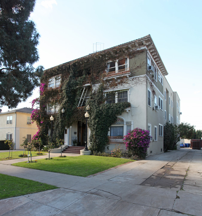 1935 N Vermont Ave in Los Angeles, CA - Building Photo