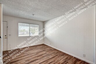 3411 Center Dr in Las Vegas, NV - Foto de edificio - Building Photo