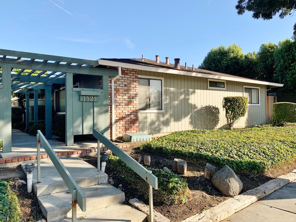 1521 Highland Dr in Hollister, CA - Building Photo