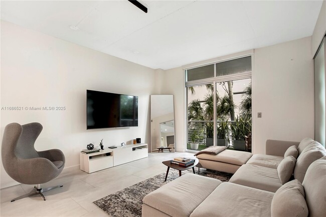 2001 Meridian Ave, Unit #327 in Miami Beach, FL - Building Photo - Building Photo