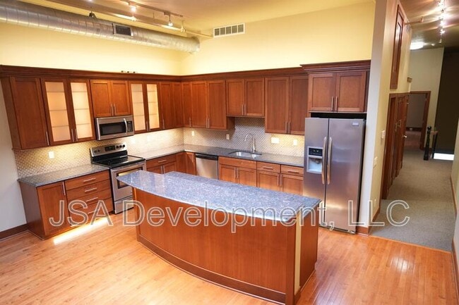 208 E 4th St in Waterloo, IA - Building Photo - Building Photo