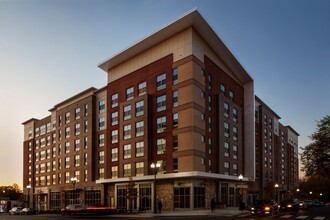 Gilliam Place in Arlington, VA - Foto de edificio - Building Photo