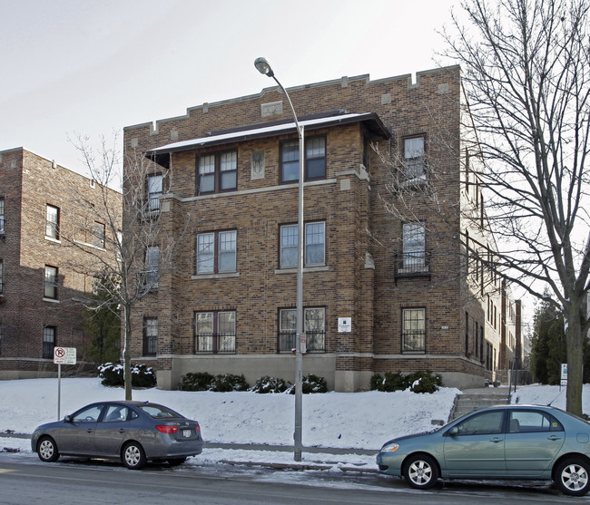 2636 N Oakland Ave in Milwaukee, WI - Foto de edificio - Building Photo