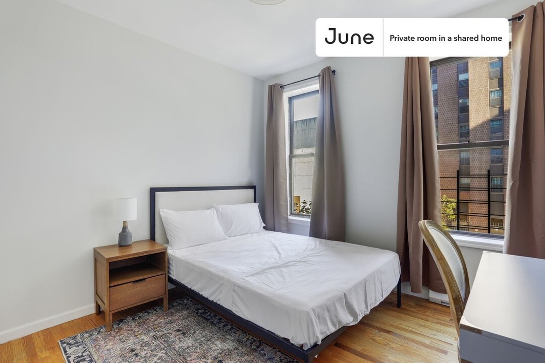 Private bedroom in 3 bed/1 bath Home in New York, NY - Building Photo