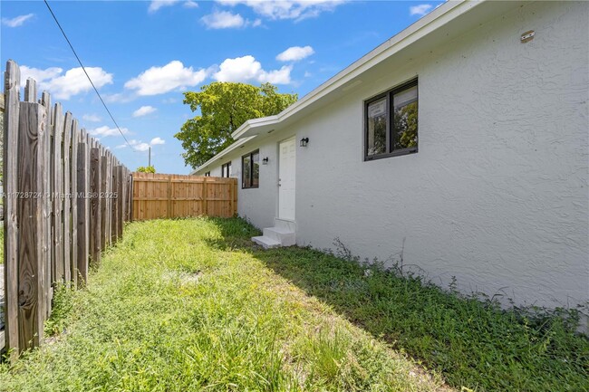 303 NW 7th St, Unit 1-2 in Hallandale Beach, FL - Building Photo - Building Photo