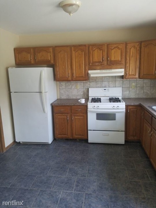 100 E Vine St in Taylorville, IL - Building Photo