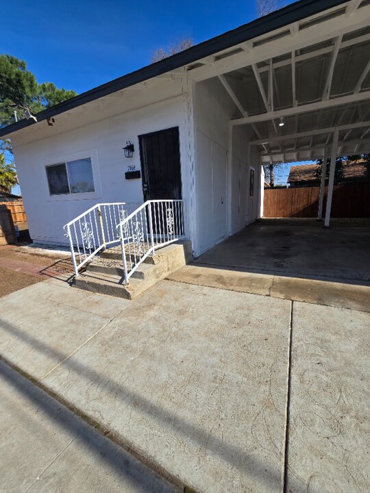7164 N Maroa Ave in Fresno, CA - Foto de edificio