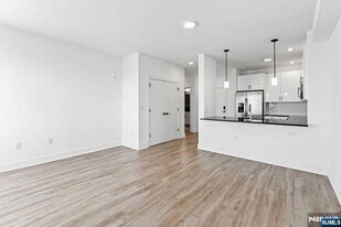 520 Cliff St, Unit 405 in Fairview, NJ - Building Photo