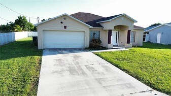 2112 NE 1st St in Cape Coral, FL - Building Photo