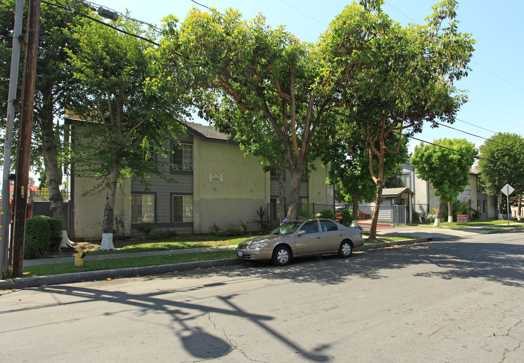 Gundry Apartments in Paramount, CA - Building Photo